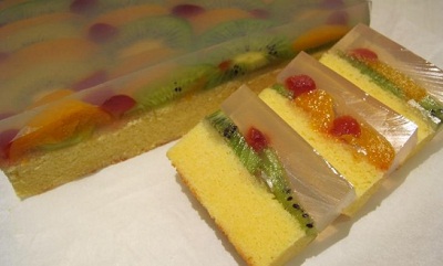 Фруктово-желейный бисквитный торт